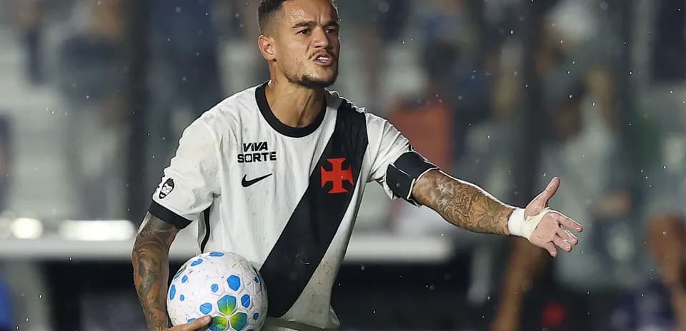 Jugador con balón señalando durante un partido