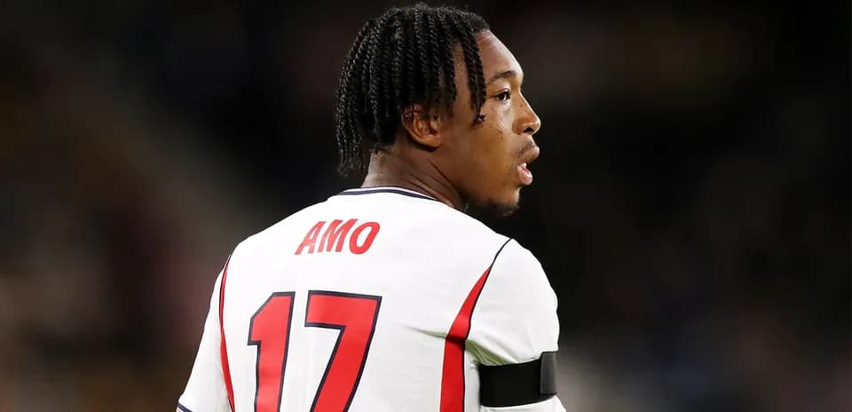 Jugador con camiseta blanca y número 17 en el campo