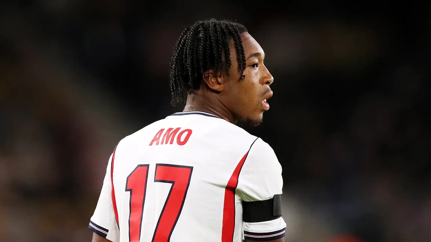 Jugador con camiseta blanca y número 17 en el campo