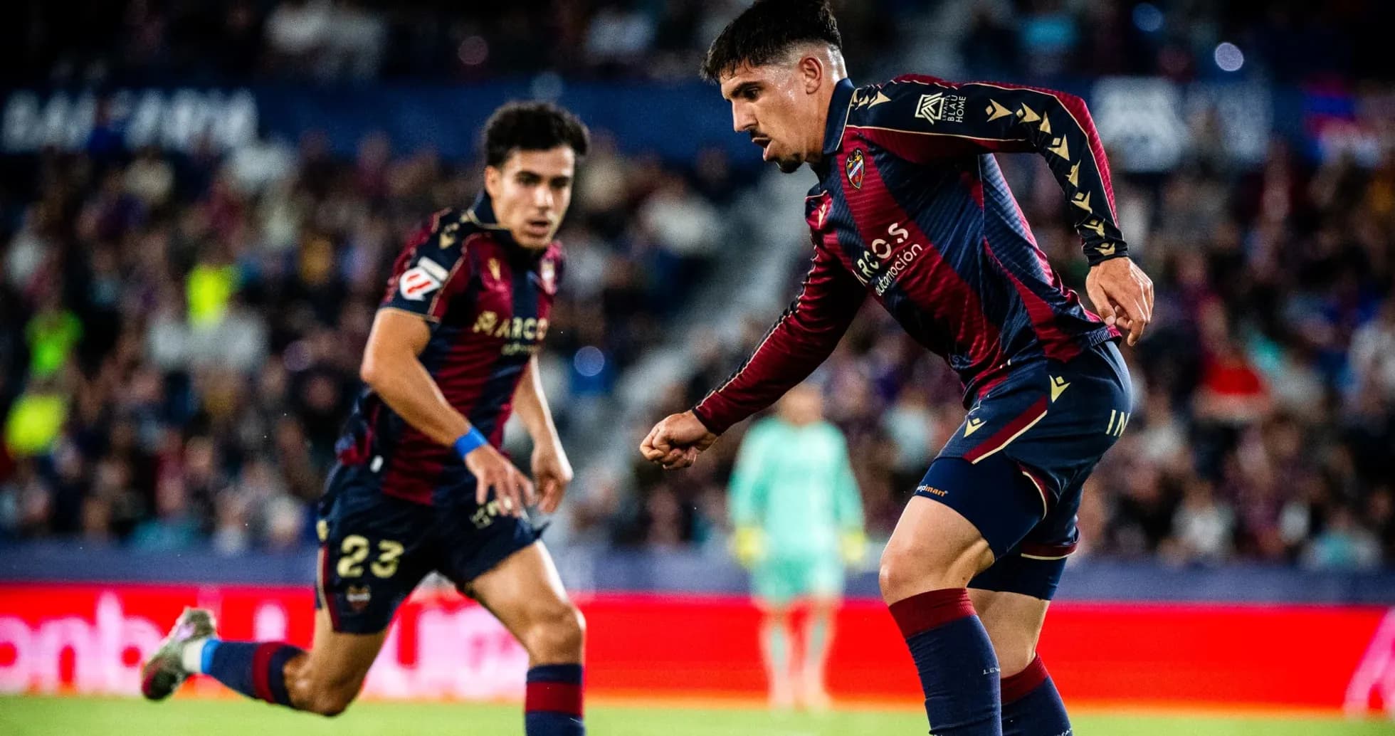 Jugadores de Levante en acción durante el partido