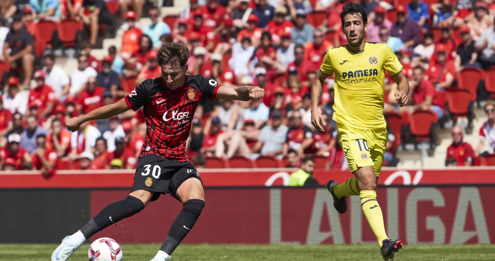 Jugador de Mallorca disparando al balón