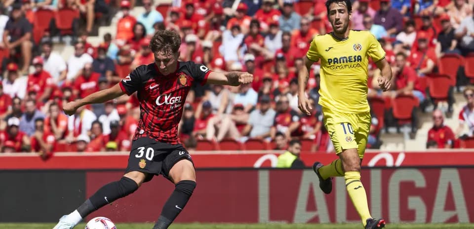 Jugador de Mallorca disparando al balón