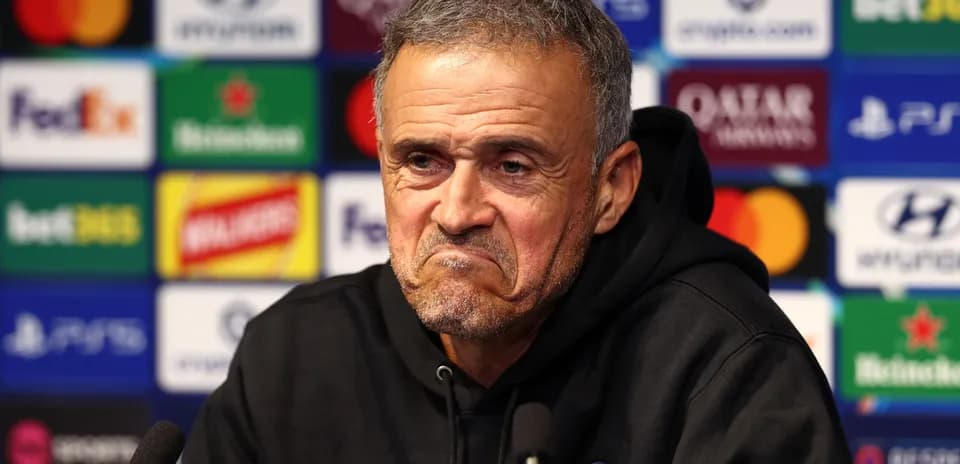 Entrenador en conferencia de prensa con micrófono