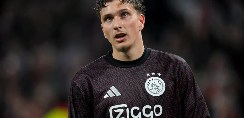 Portero de Ajax con camiseta negra en el campo