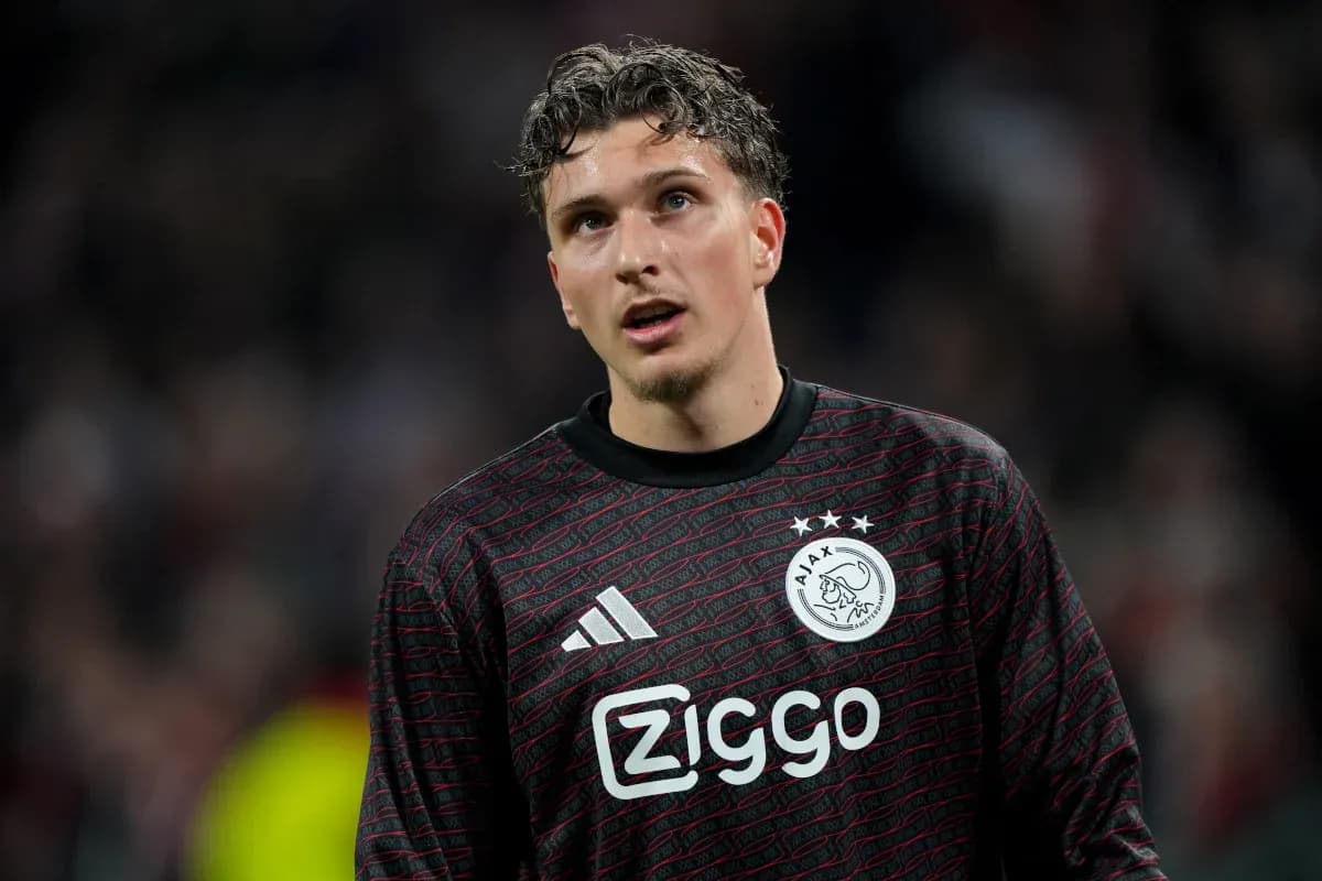 Portero de Ajax con camiseta negra en el campo
