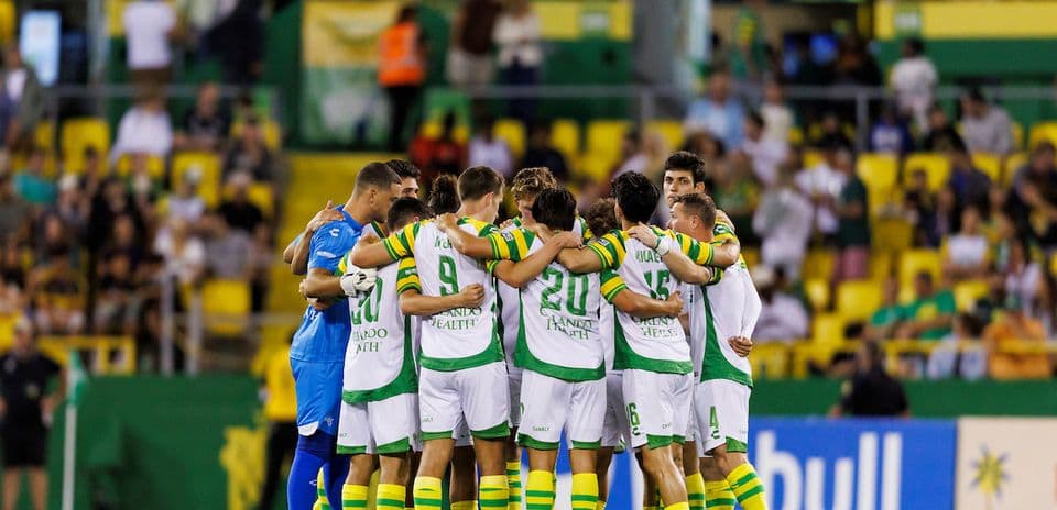 Equipo de Tampa Bay Rowdies en círculo