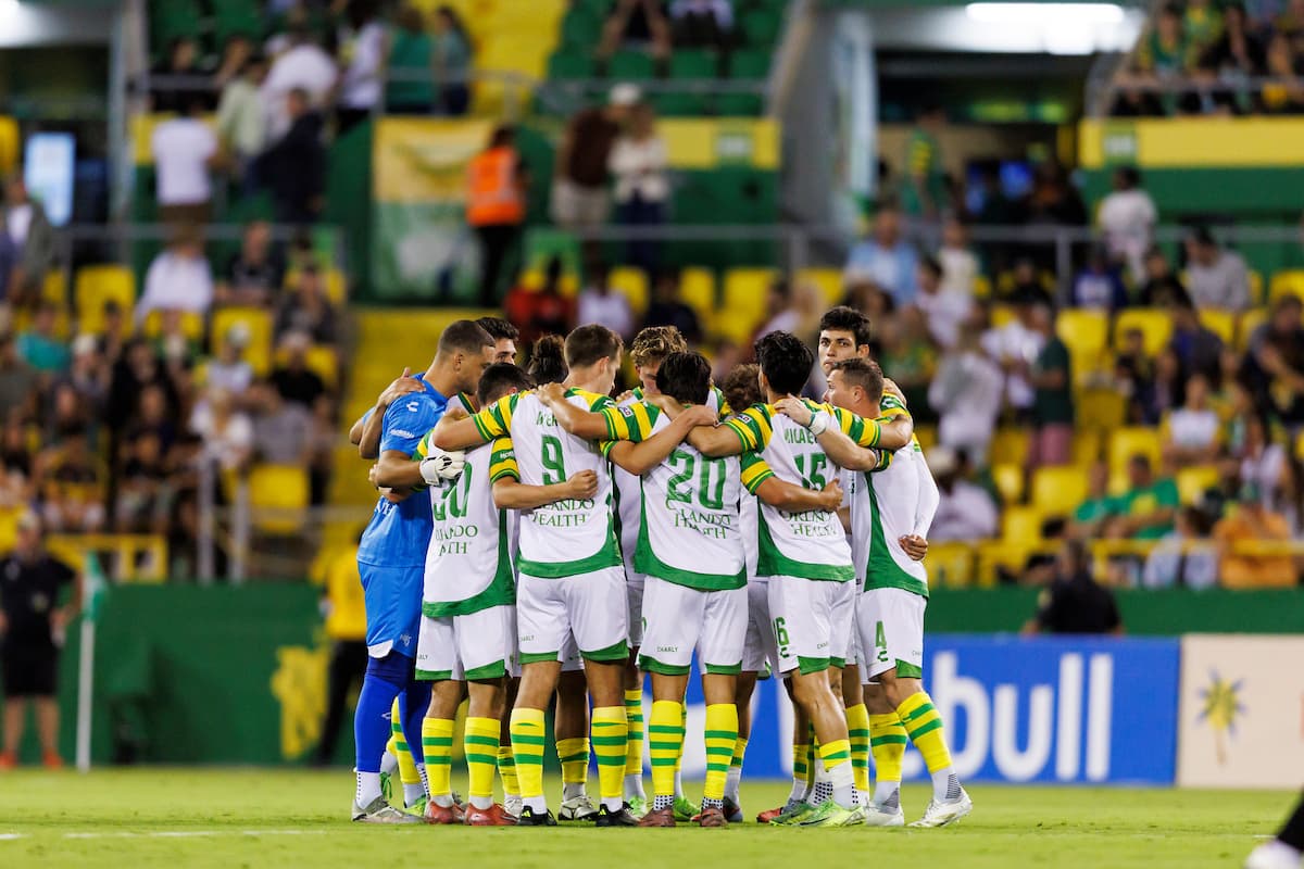 Equipo de Tampa Bay Rowdies en círculo