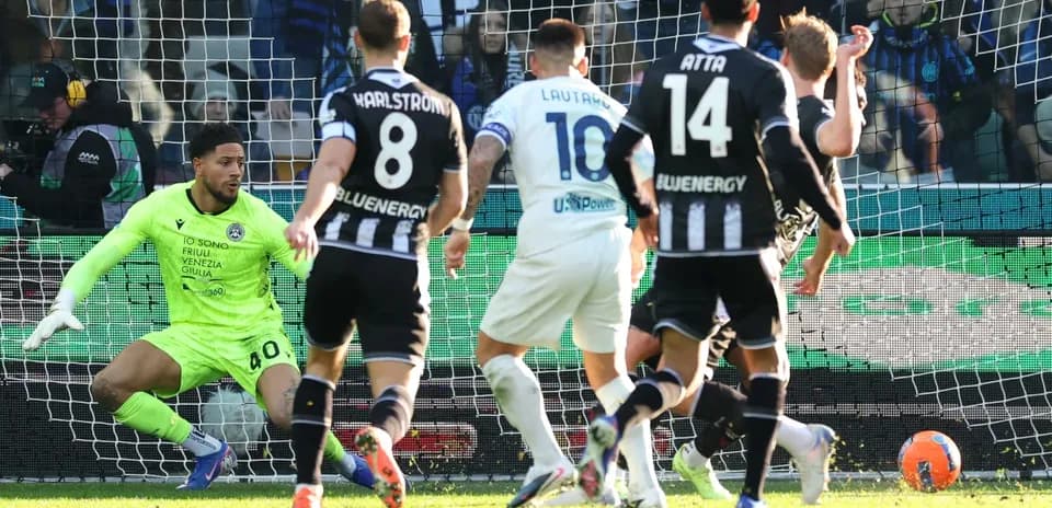Lautaro Martínez lanzando un tiro en el partido