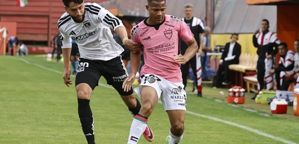 Jugador de Colo Colo persiguiendo a rival de Universidad de Concepción