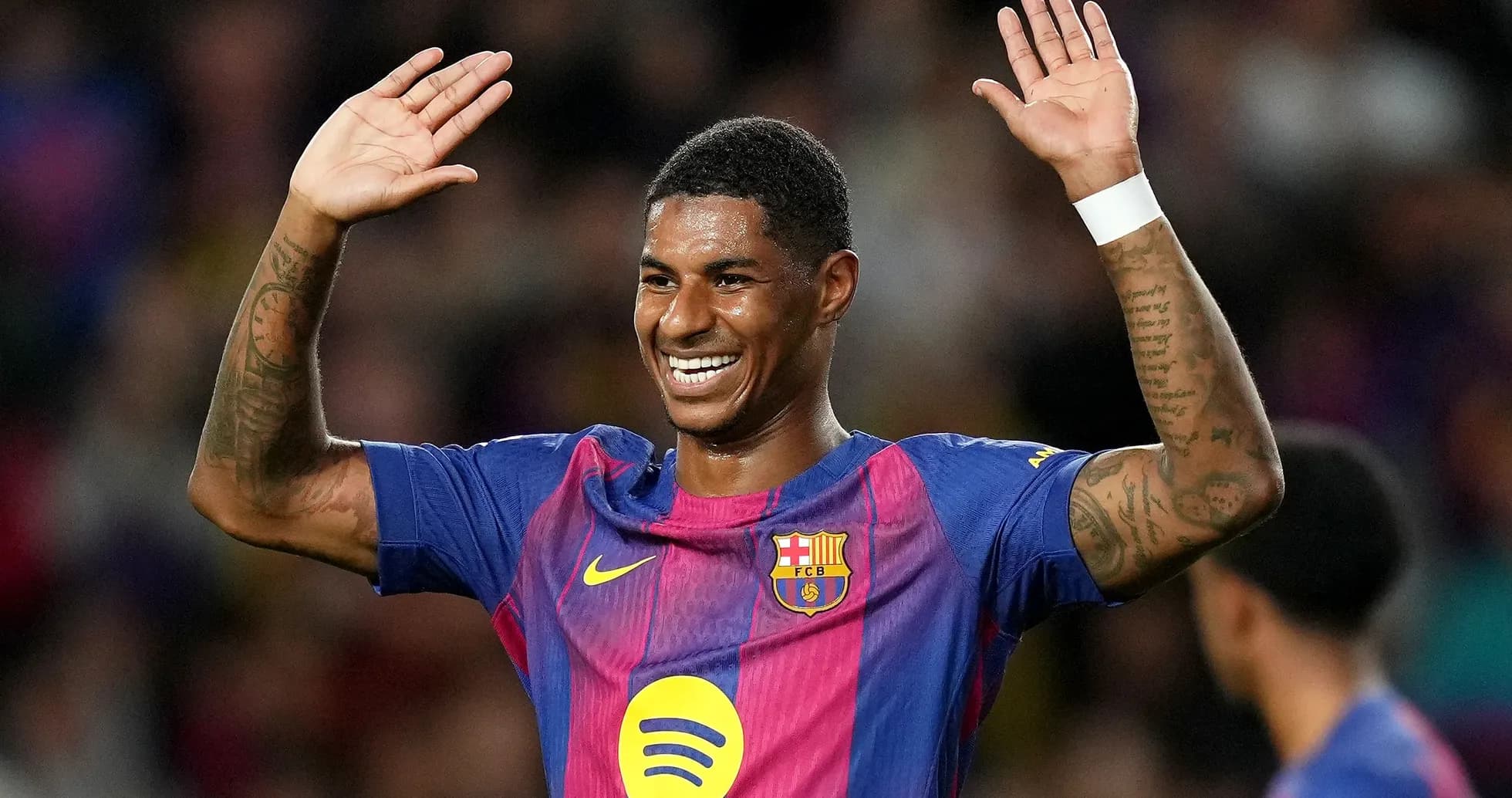 Jugador de Barcelona celebrando con las manos en alto