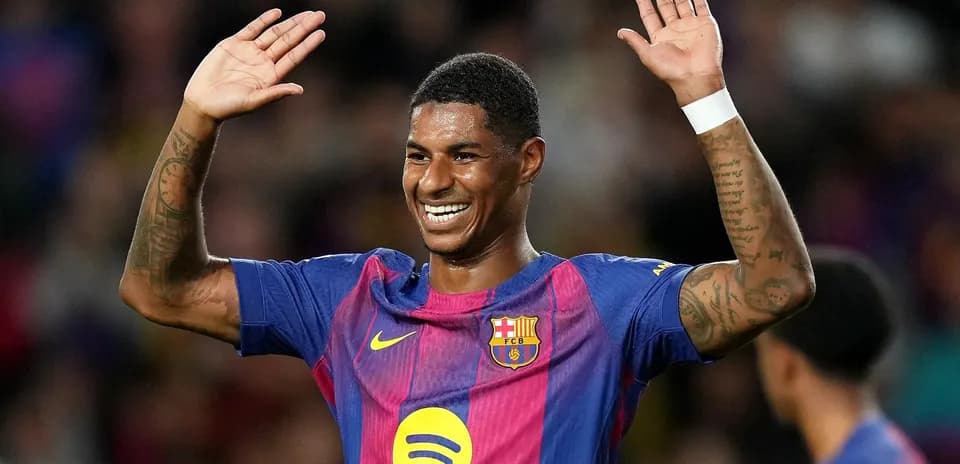Jugador de Barcelona celebrando con las manos en alto