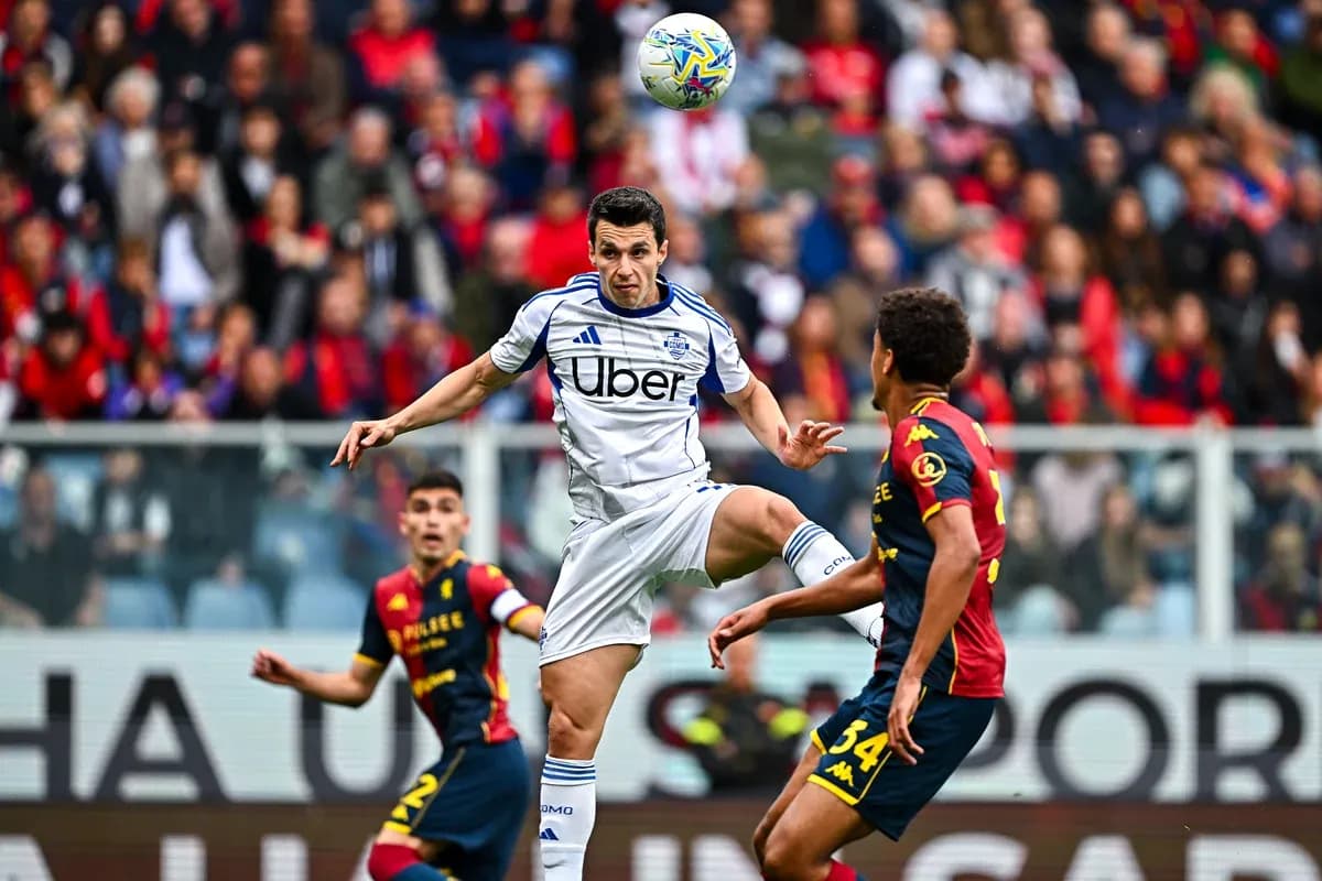 Jugador de Como rematando el balón en el partido
