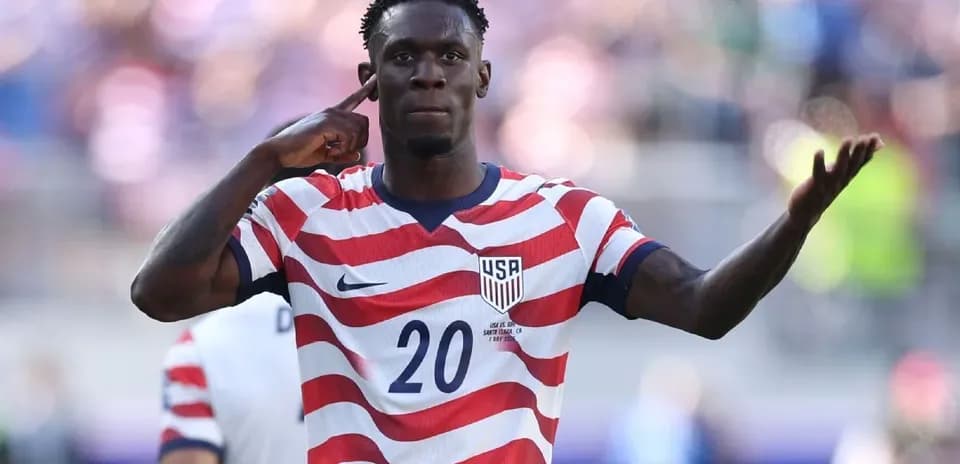 Jugador de Estados Unidos señalando durante un partido