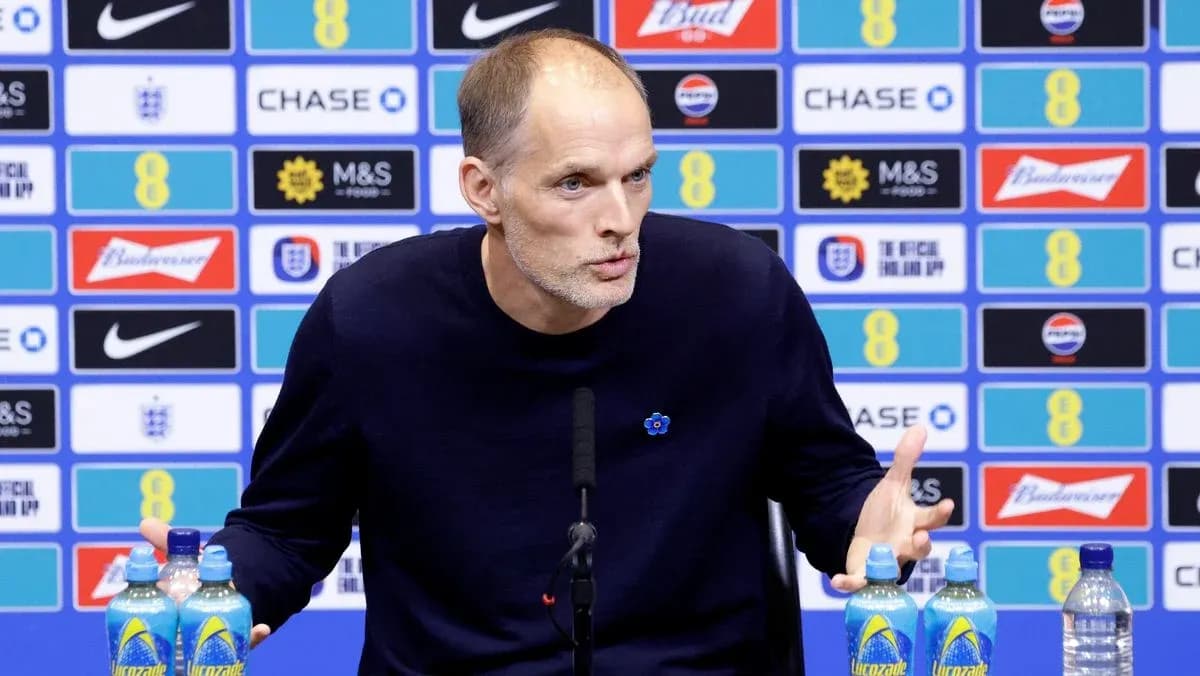 Entrenador hablando en conferencia de prensa