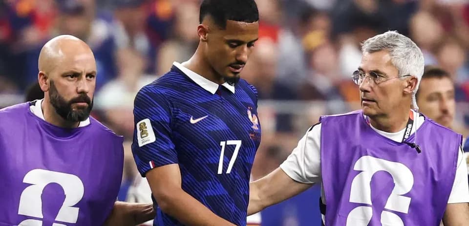 Jugador de Francia siendo asistido por el personal médico