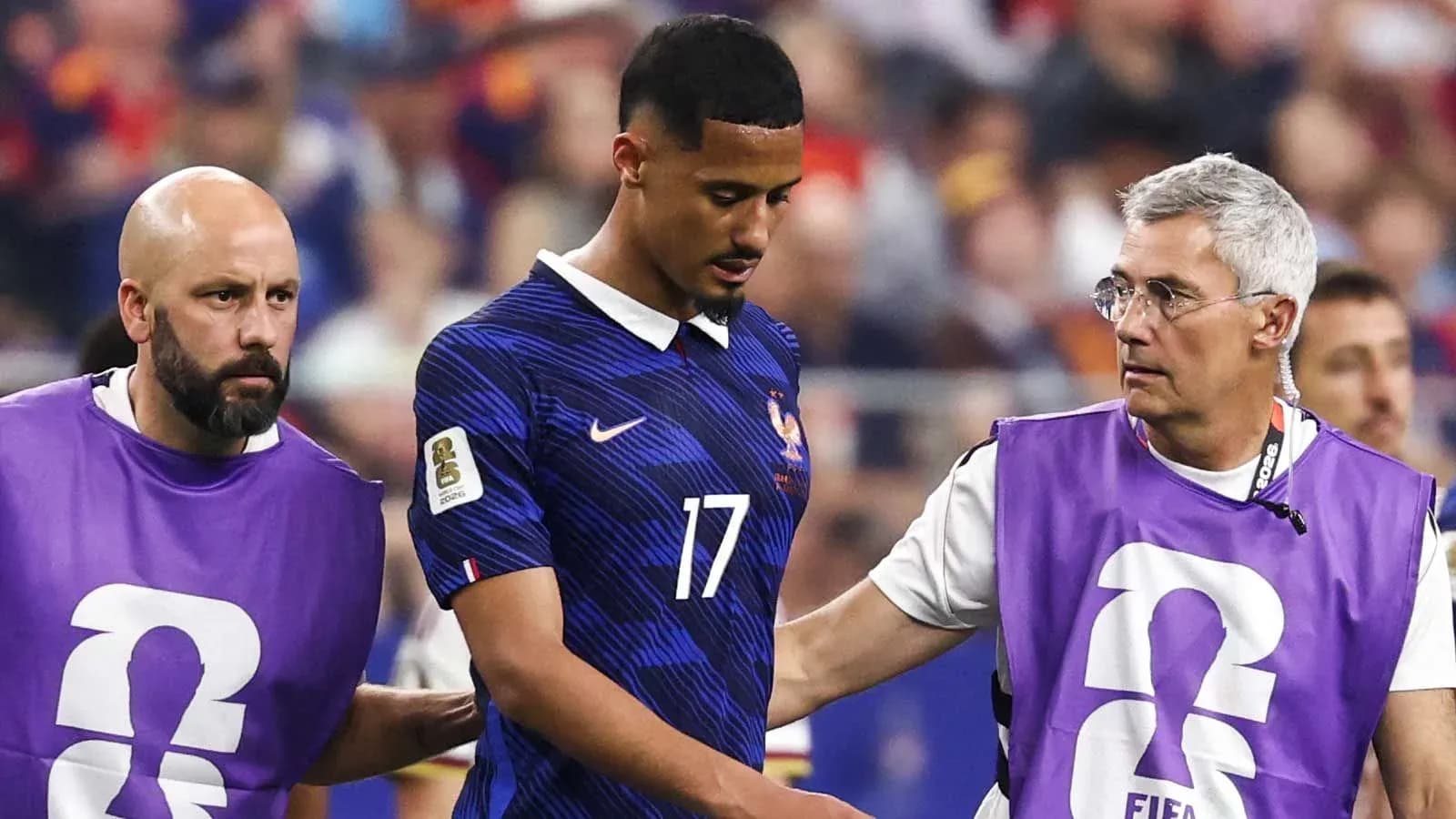 Jugador de Francia siendo asistido por el personal médico