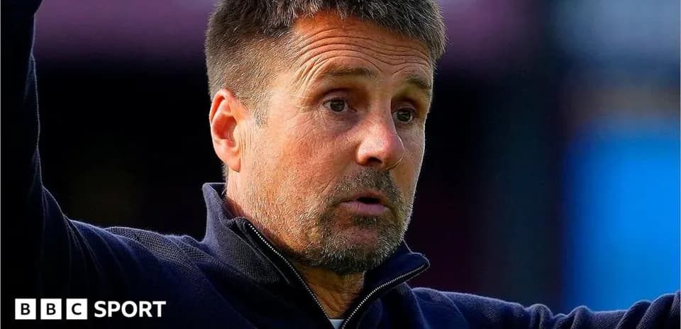Entrenador gesticulando durante el partido
