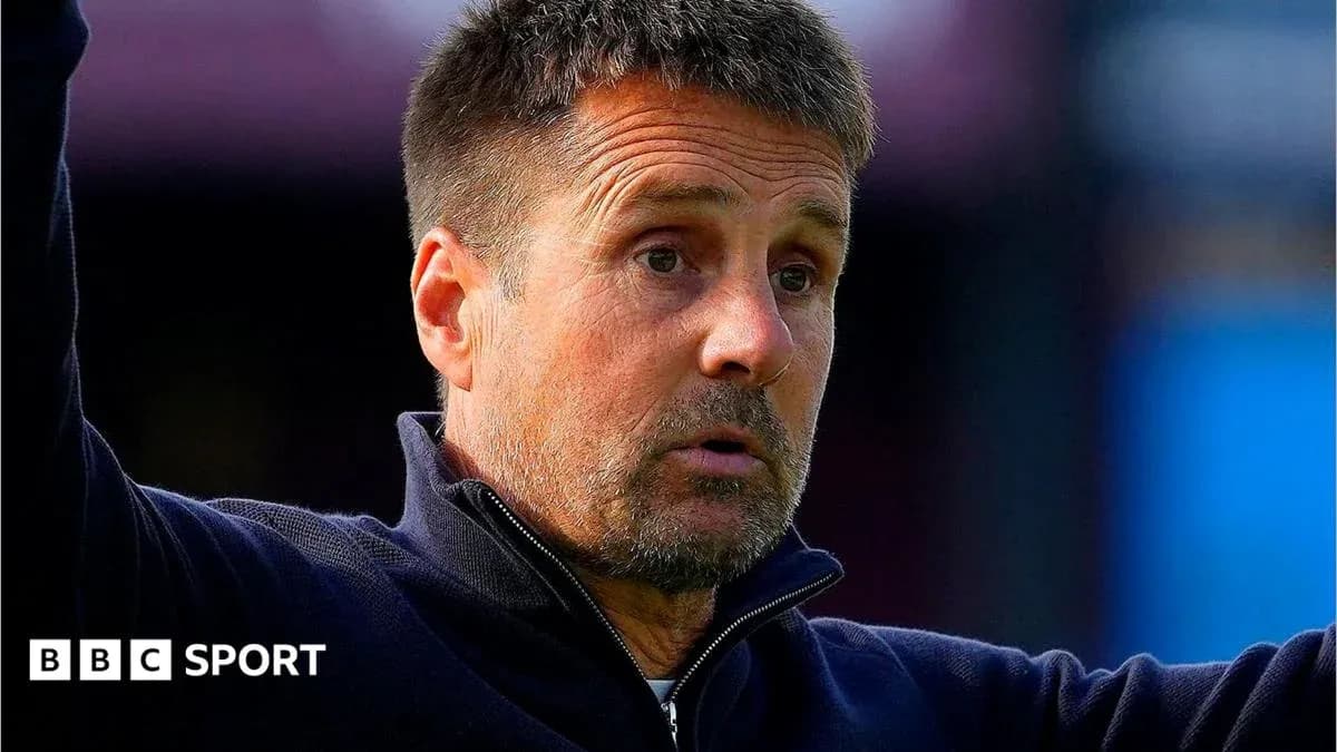 Entrenador gesticulando durante el partido