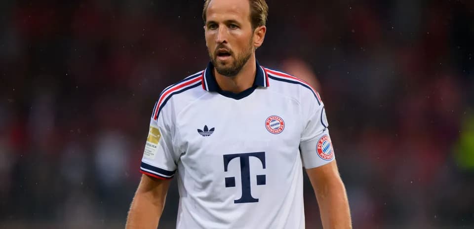Jugador de Bayern Múnich en uniforme blanco durante partido
