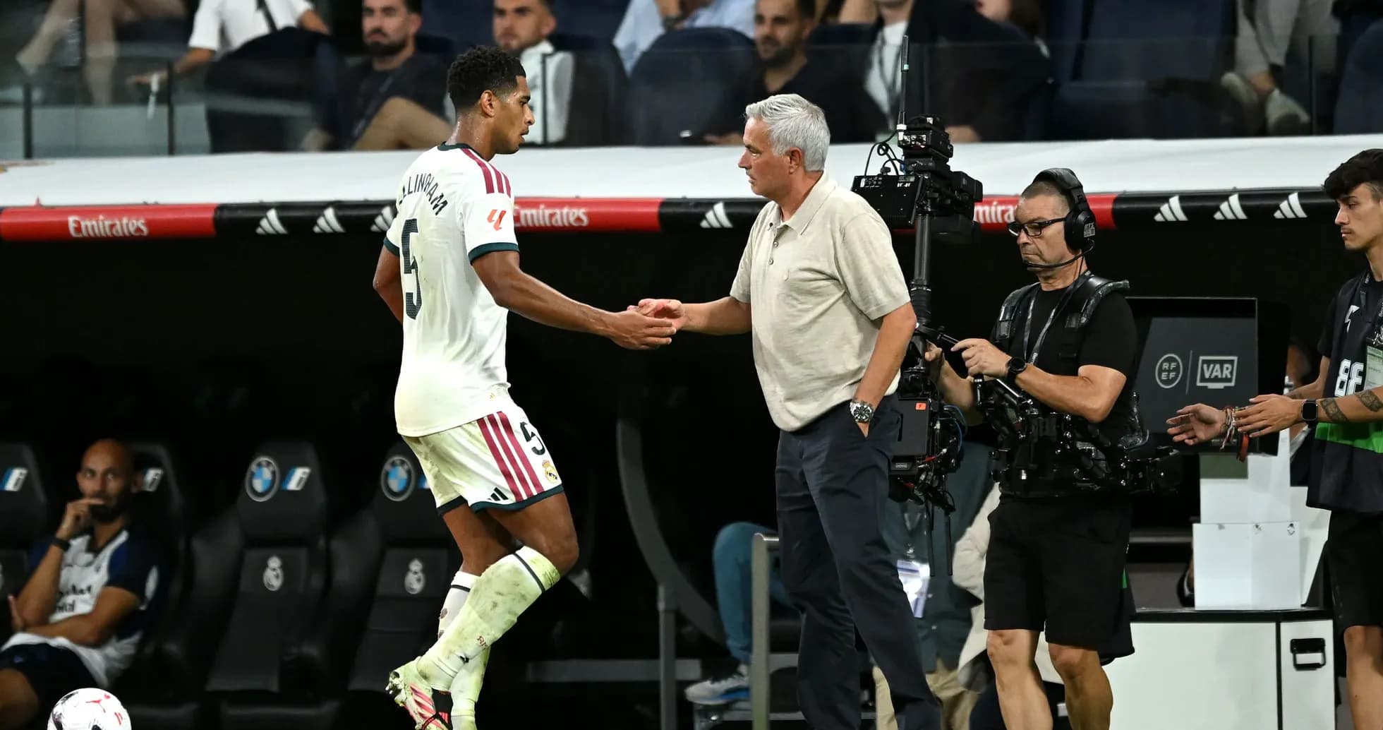 Jugador saludando al entrenador durante el partido