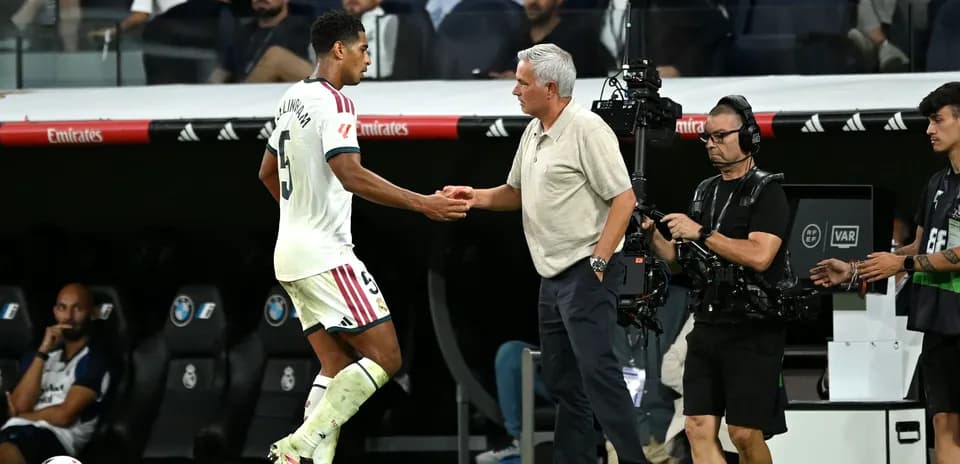 Jugador saludando al entrenador durante el partido