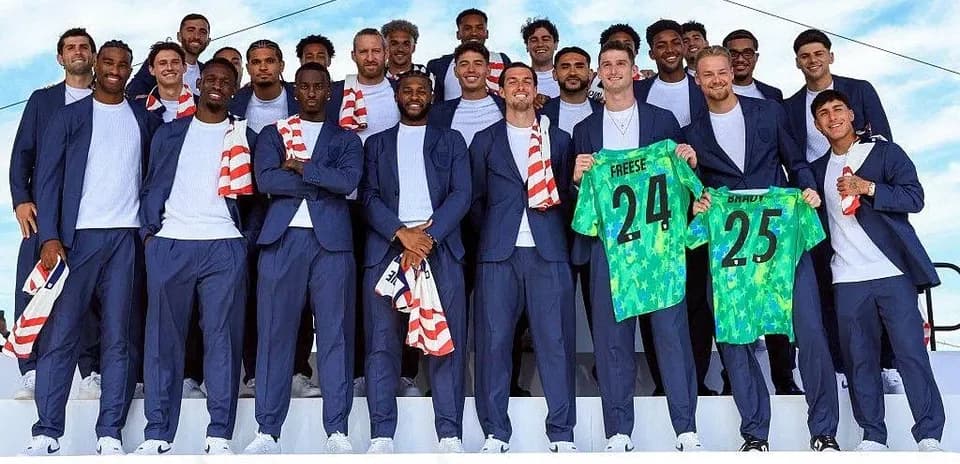 Equipo posando con camisetas en presentación oficial