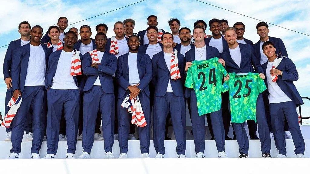 Equipo posando con camisetas en presentación oficial