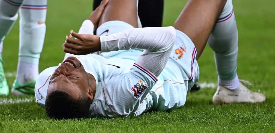 Jugador tendido en el campo tras una lesión