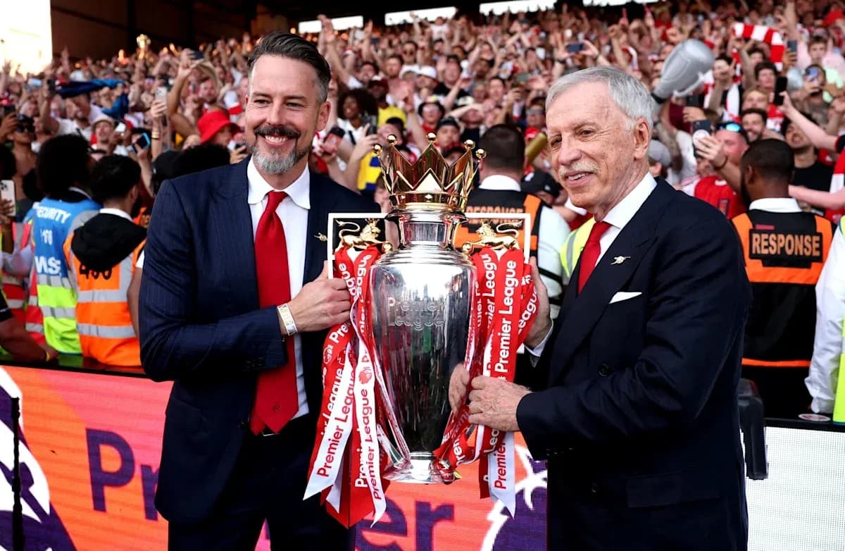 Dirigentes sosteniendo el trofeo de la Premier League