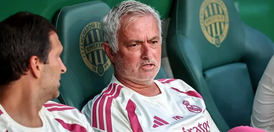 Entrenador y jugador en el banquillo de un partido