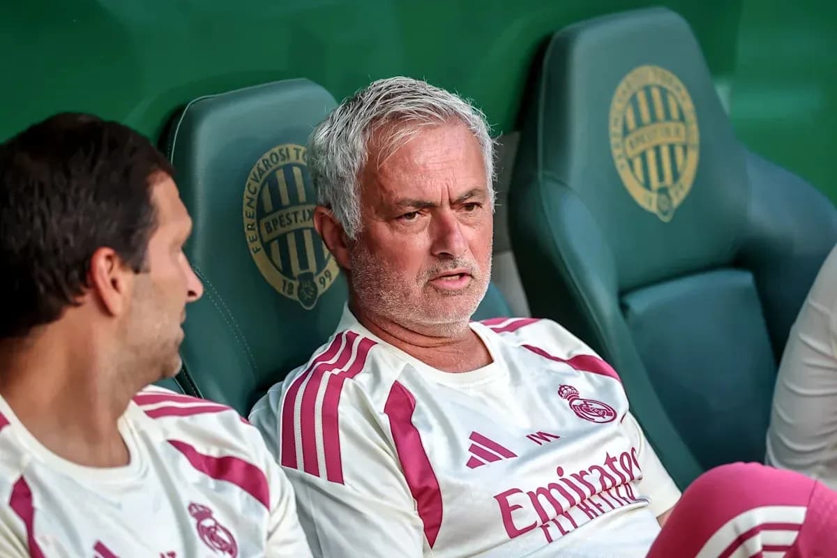 Entrenador y jugador en el banquillo de un partido