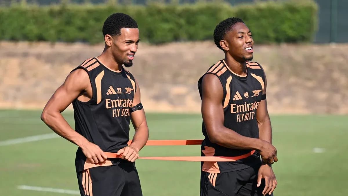 Jugadores entrenando con bandas elásticas en el campo