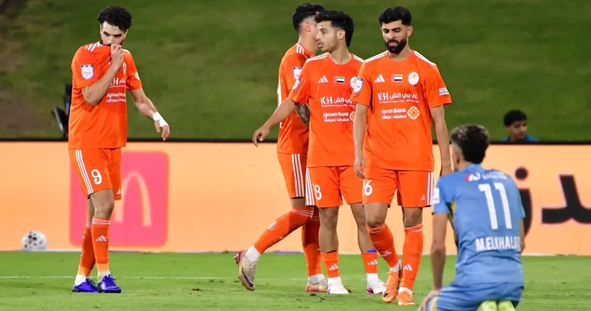 Jugadores de Al Sharjah U23 en el campo