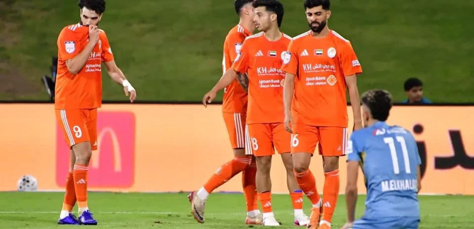 Jugadores de Al Sharjah U23 en el campo