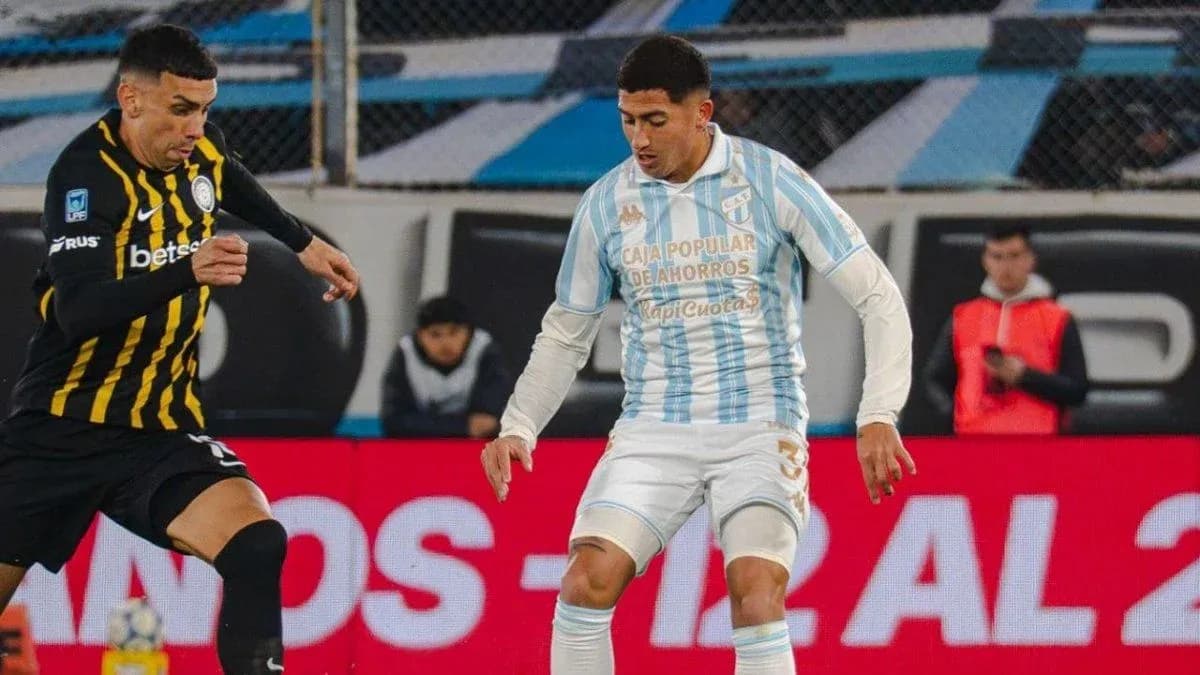 Jugadores de Racing Club y Atlético Tucumán en acción