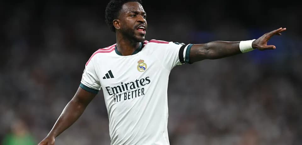 Jugador de Real Madrid dirigiendo a su equipo
