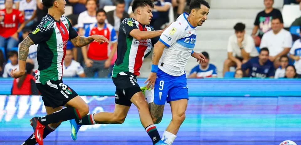 Jugadores en acción durante partido de fútbol