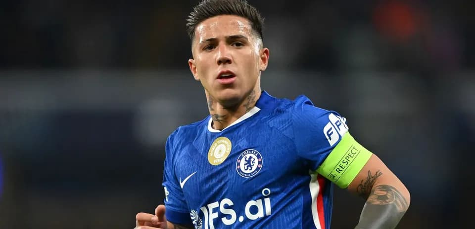 Jugador de Chelsea con banda de capitán en acción