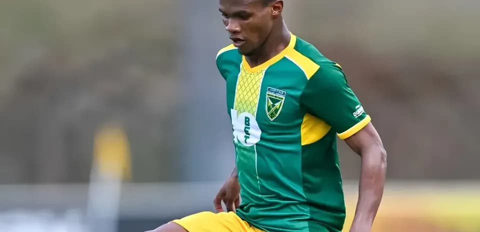 Jugador con camiseta verde y amarilla durante partido
