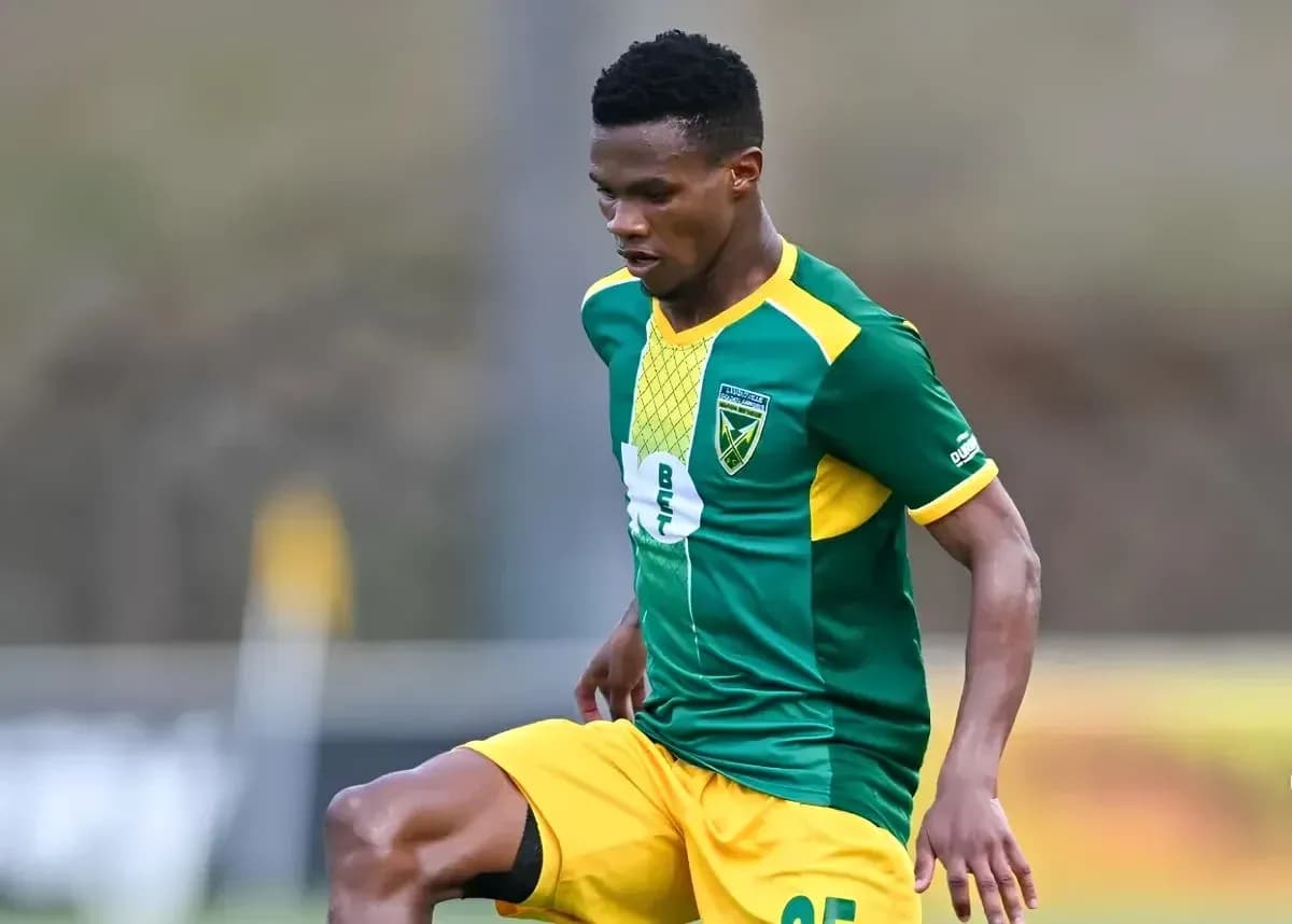 Jugador con camiseta verde y amarilla durante partido