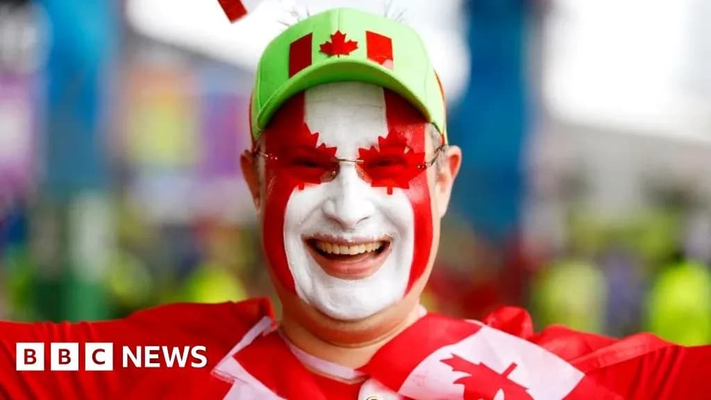 Afanático con pintura facial de Canadá en evento