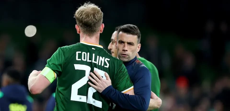 Jugadores de Irlanda se abrazan tras el partido