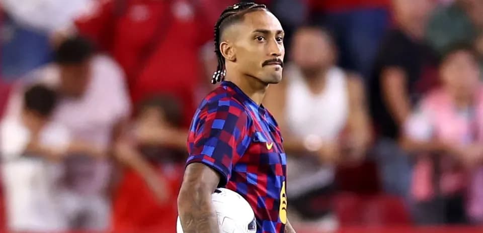 Jugador sosteniendo un balón durante un partido