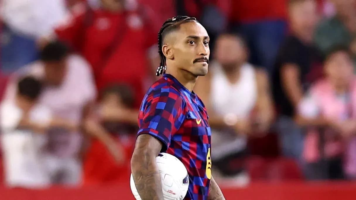 Jugador sosteniendo un balón durante un partido