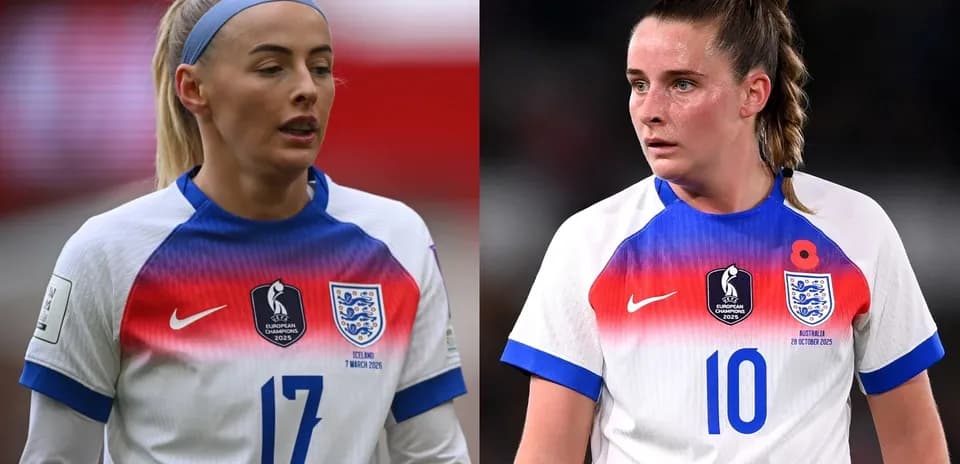 Jugadoras de Inglaterra en uniforme durante un partido