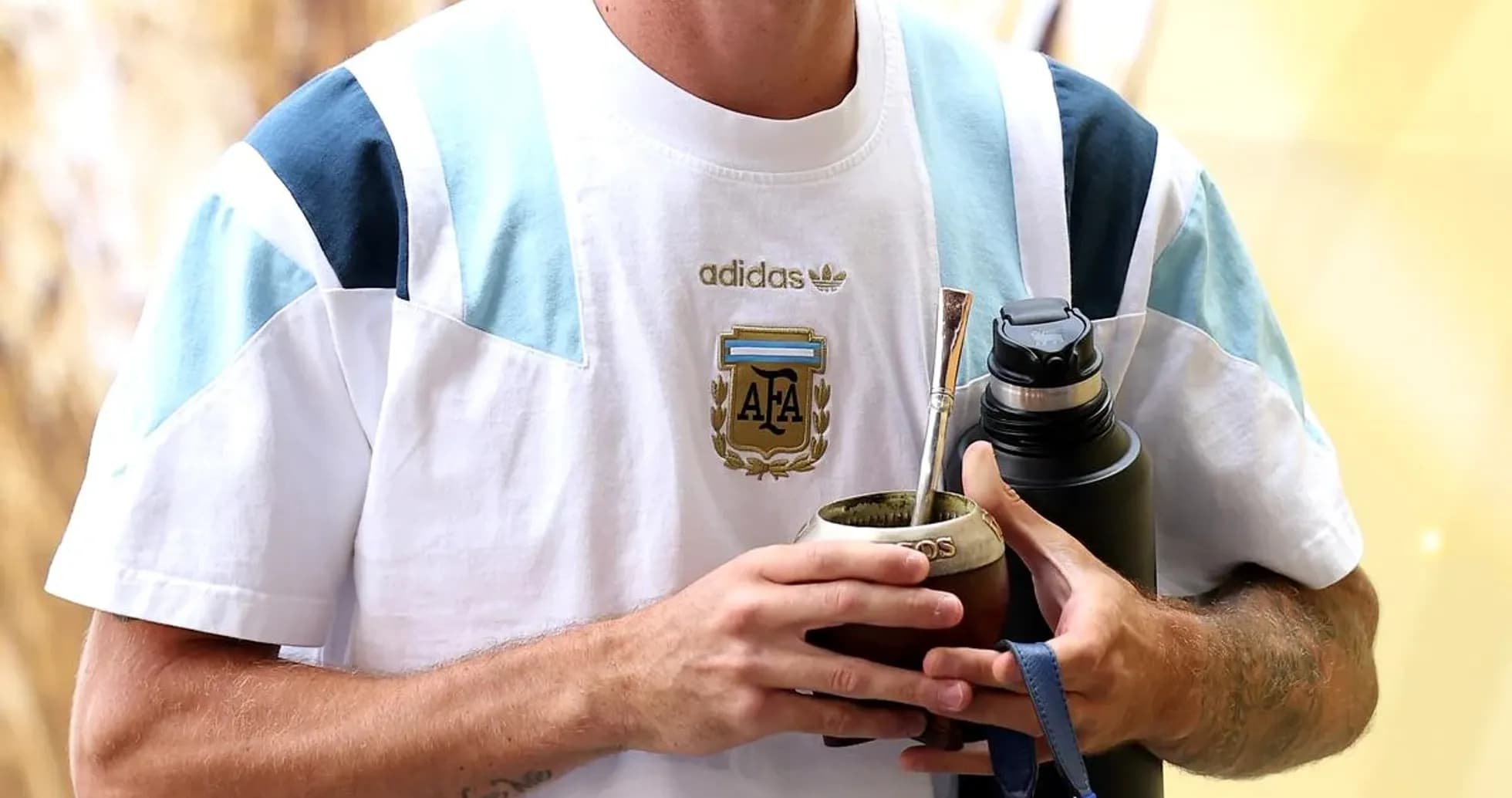 Jugador sosteniendo mate y botella de agua