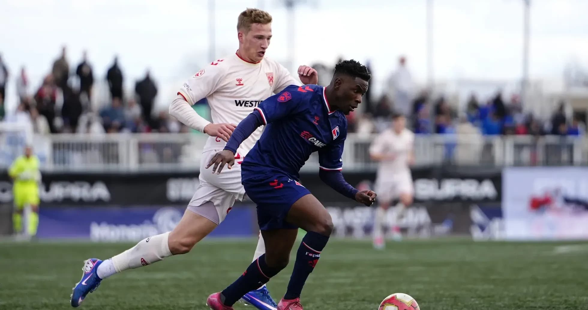 Jugador de Cavalry FC driblando a un oponente