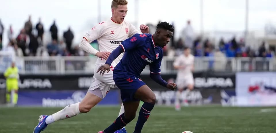 Jugador de Cavalry FC driblando a un oponente