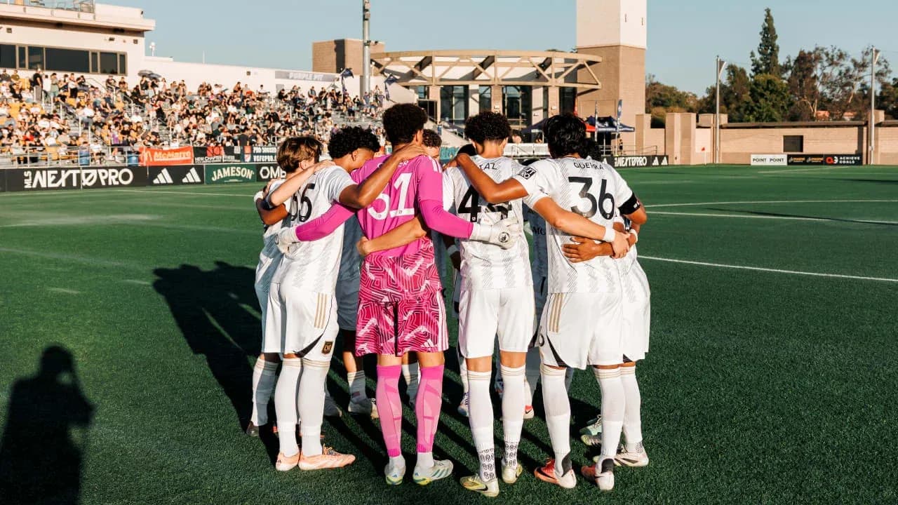 Equipo en huddle antes del partido
