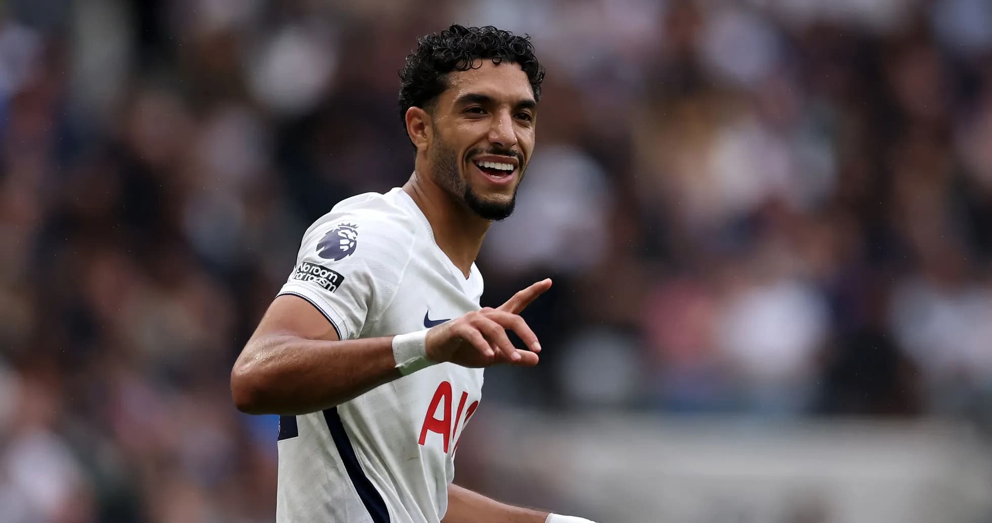 Jugador de Tottenham celebrando con gesto durante partido